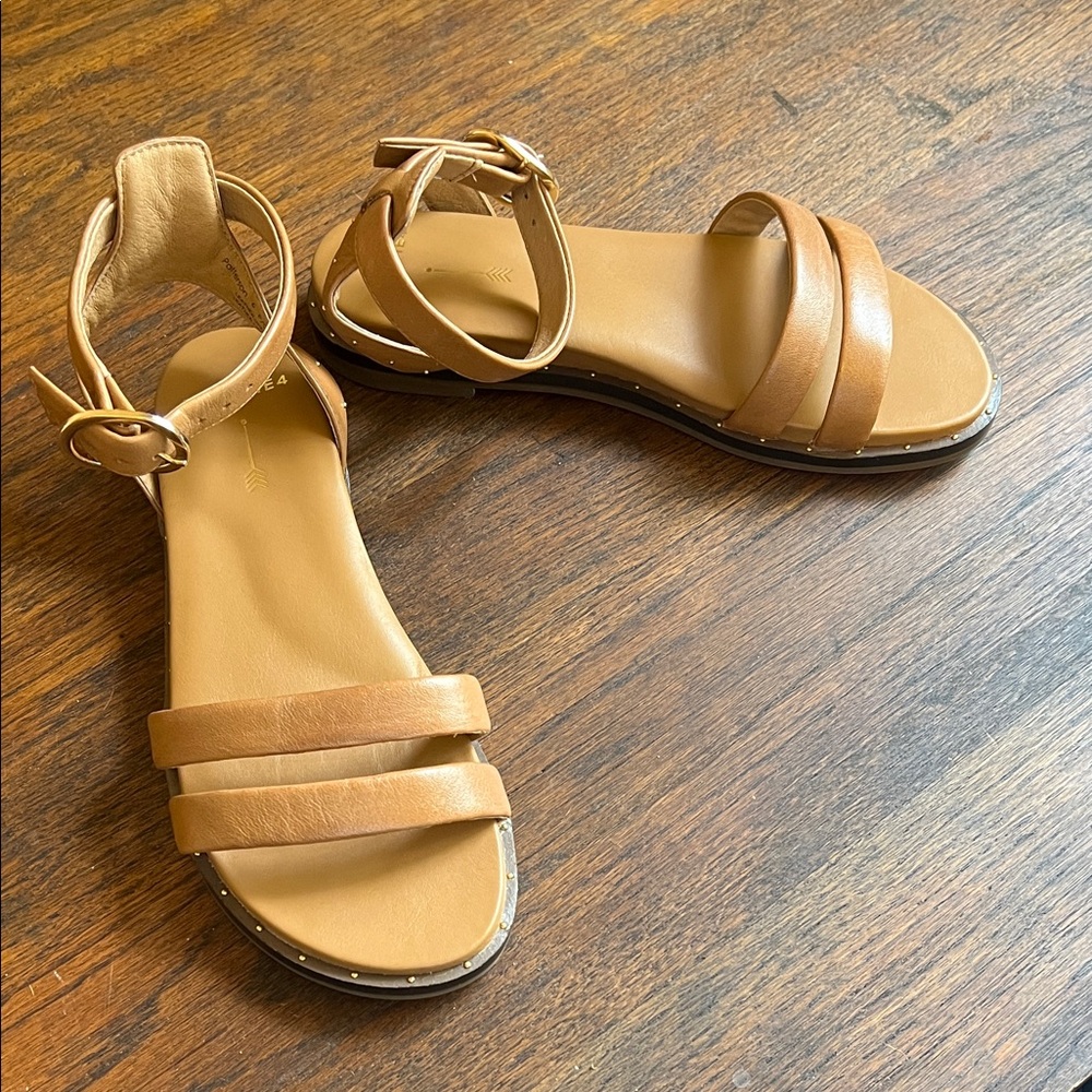 Frankie4 Tan Sandals